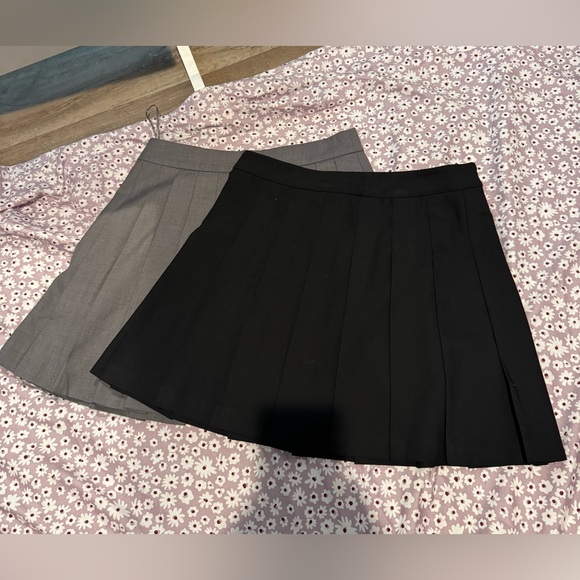 Taylor Swift Style - J.ING Charcoal Pleated Skort (L) + Aritzia Mini Skirt (8) - Picture 2 of 12